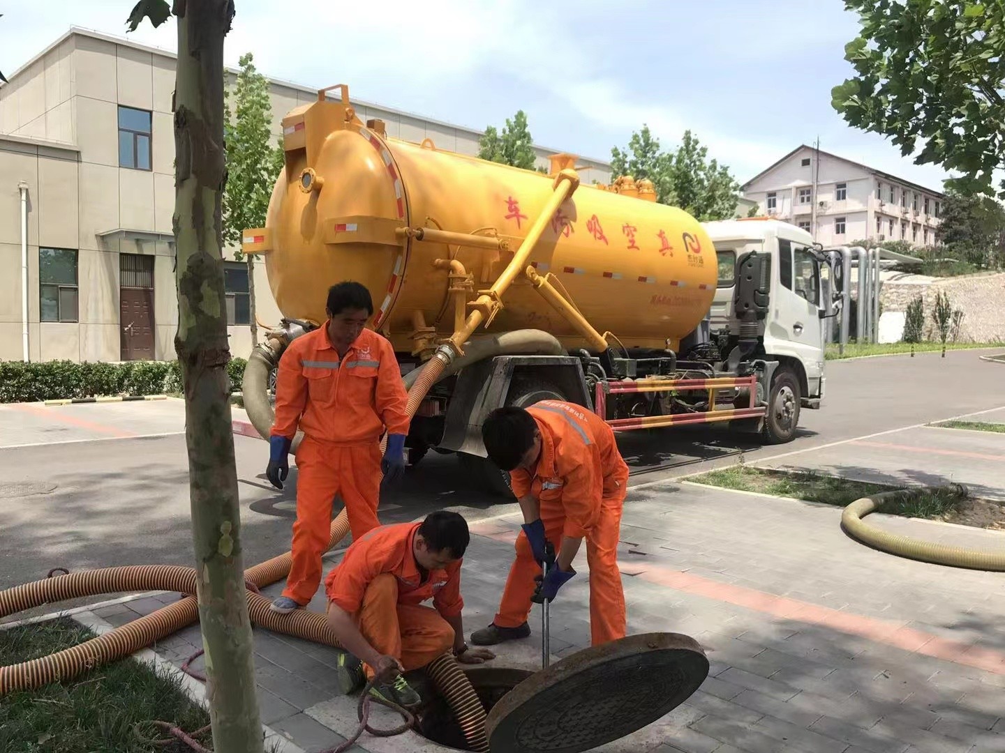 龙湖管道疏通车停在窨井附近