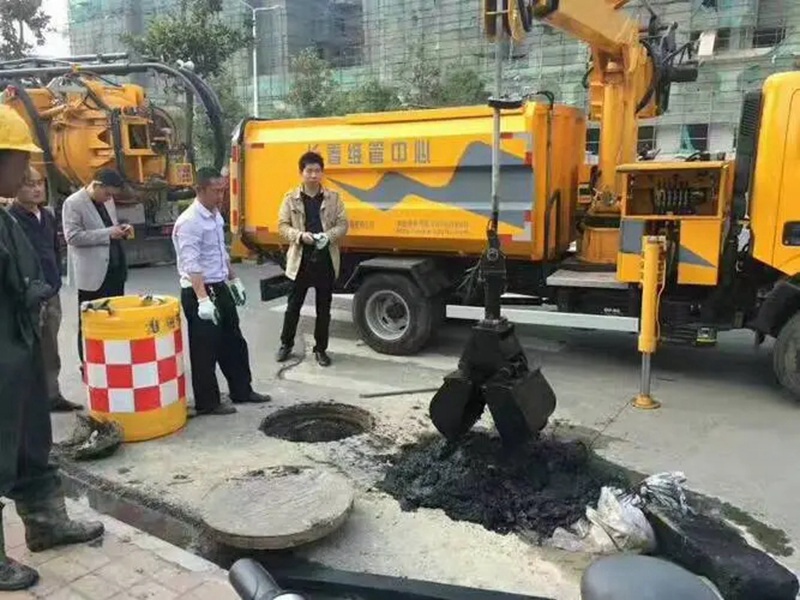 龙湖街道：网格员化身“清道夫”，为民解忧疏通“堵心”化粪池