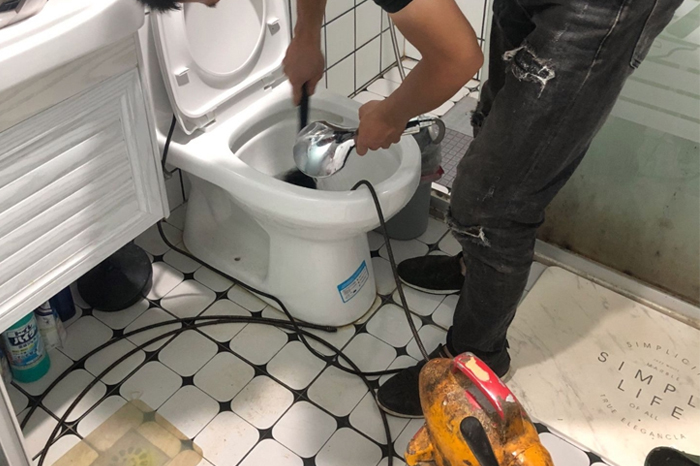 龙湖马桶堵塞自己疏通还是找师傅?专业上门服务让你省时更省心